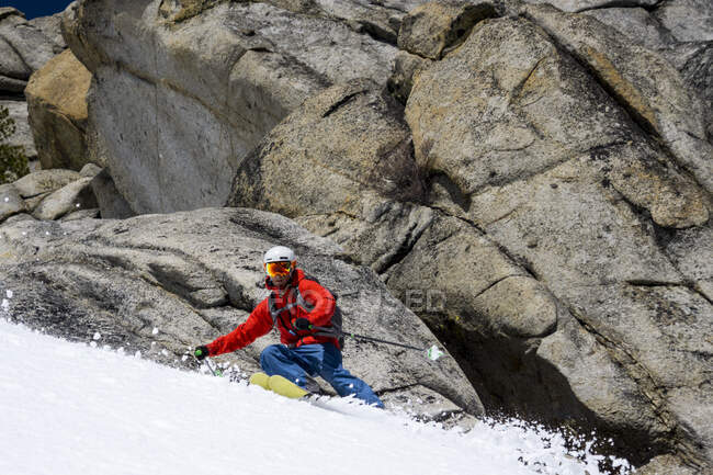 Человек на лыжах с горы в Тахо — стоковое фото