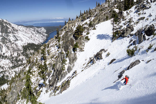 Homem esquiando montanha abaixo em Tahoe — Fotografia de Stock