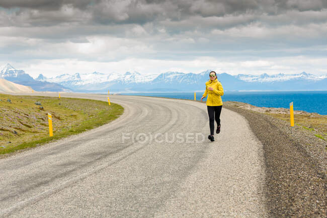 Frau läuft an einem Wintertag — Stockfoto