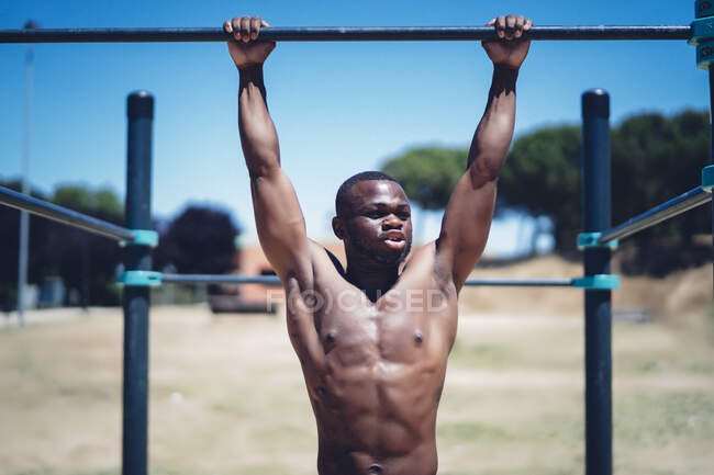 Junger Afrikaner treibt Sport im Park — Stockfoto