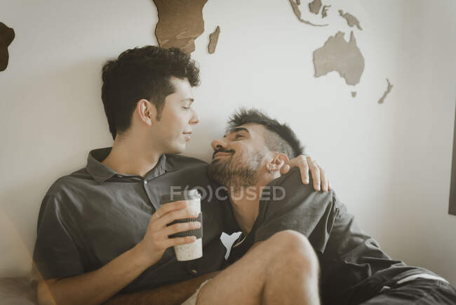 Gay ragazzo coppia abbracciare in il stanza — Foto stock