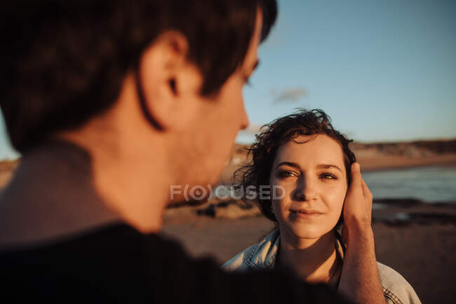 Acercamiento de la joven mujer mirando al hombre de pie cara a cara - foto de stock