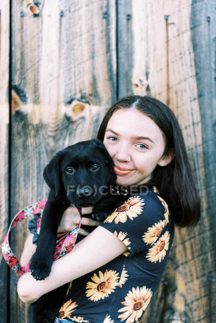 Menina bonita com bonito cachorrinho labrador ao ar livre — Fotografia de Stock