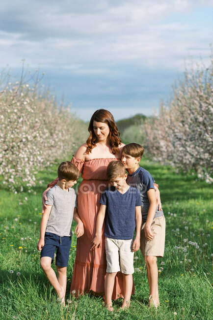 Una madre con sus tres hijos - foto de stock