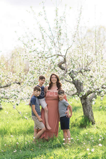 Una madre con i suoi tre figli — Foto stock