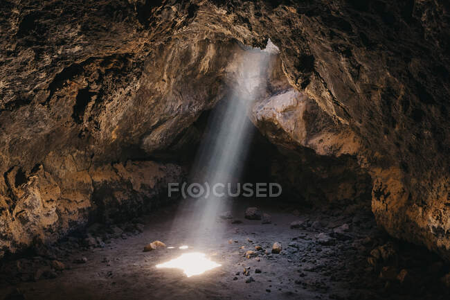 Vista da luz solar na caverna — Fotografia de Stock