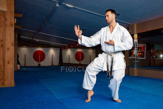 Karate uomo stand your ground on tatami wearing white kimono — Foto stock