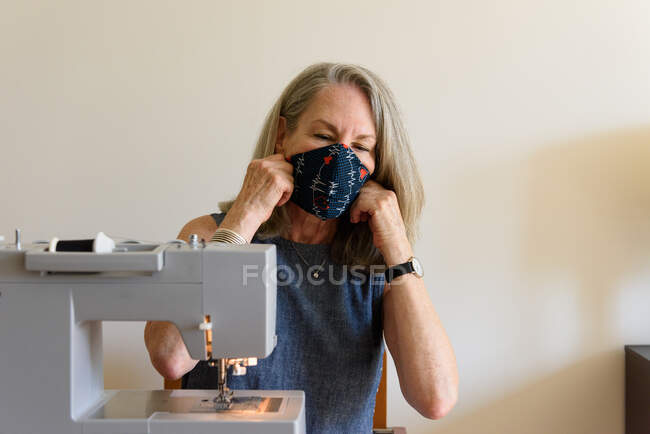 Senior femme faisant masque à la maison — Photo de stock