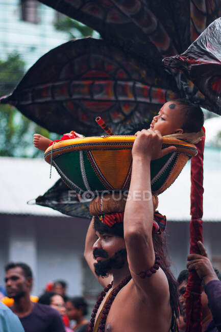 Pai carregando seu bebê em sua cabeça — Fotografia de Stock