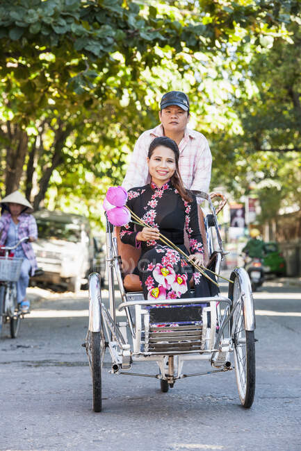 Woman sitting on a rickshaw in Hue / Vietnam — Stock Photo