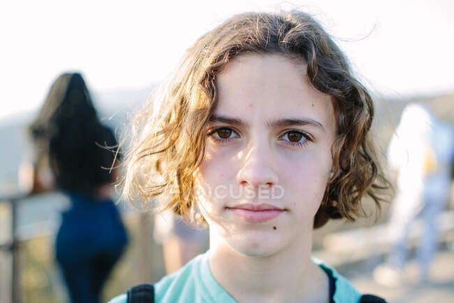 Retrato de una joven adolescente afuera con una expresión seria - foto de stock