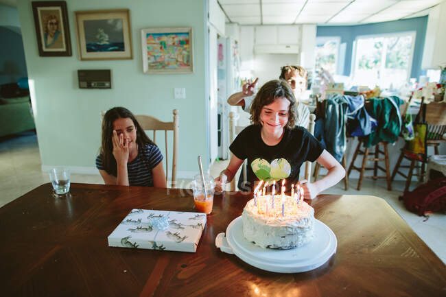 Vierzehnjähriges Mädchen bereitet sich darauf vor, ihre Geburtstagskerzen auszupusten — Stockfoto