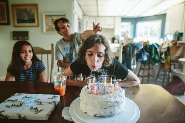 Kerzen gelöscht, nachdem Mädchen ihre 14 Geburtstagskerzen auspustet — Stockfoto