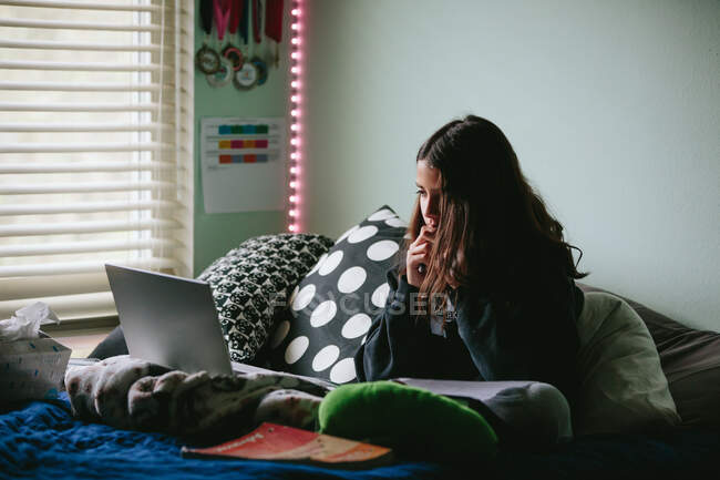 Tween girl attends a zoom meeting for class during quarantine — Stock Photo