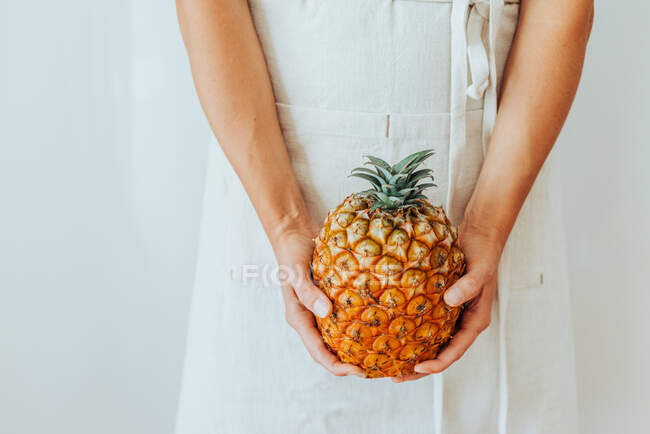 Портрет красивой молодой женщины, позирующей с ананасом — стоковое фото