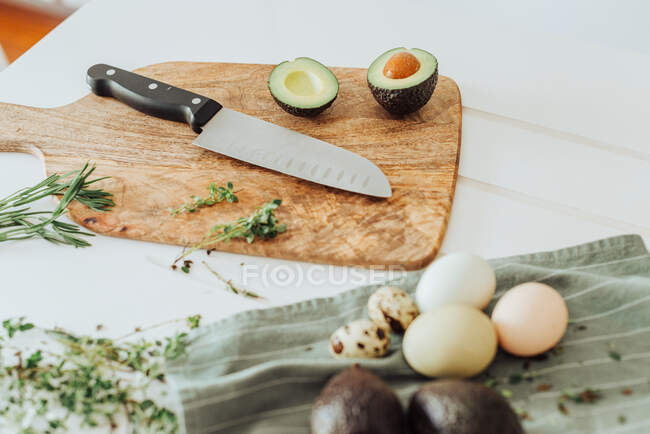 Стиглий свіжий авокадо на білому столі — стокове фото