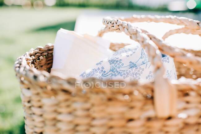 Primer plano de una cesta de mimbre llena de lino hermoso - foto de stock