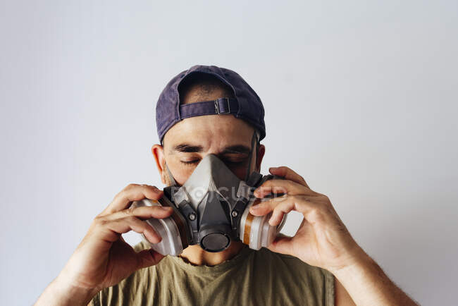 Retrato do pintor de aerógrafo colocando sua máscara protetora. — Fotografia de Stock