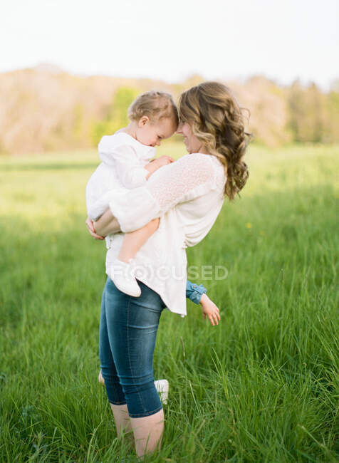 A portrait of a mother and her daughter — Stock Photo