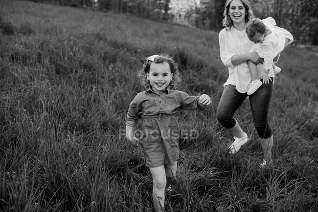 Uma foto de estilo de vida de uma mãe e suas filhas — Fotografia de Stock