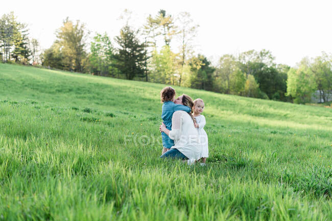 Una foto de estilo de vida de una madre y sus hijas - foto de stock