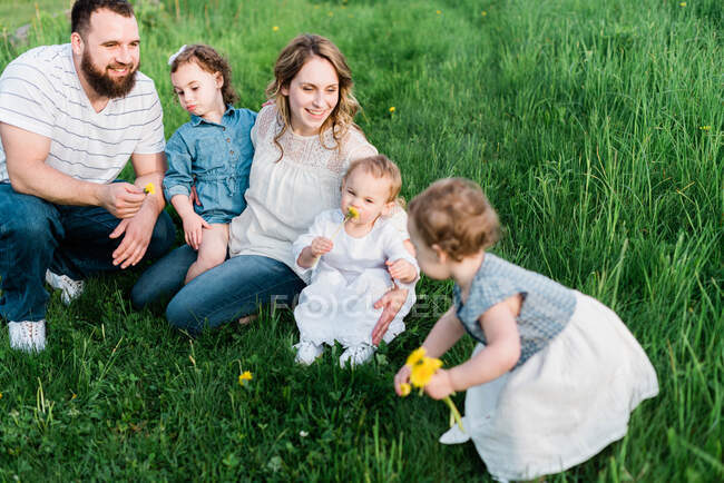 A lifestyle photo of family with young millennial parents — Stock Photo