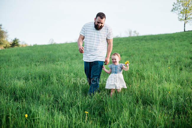 A lifestyle photo of young millennial father with his daughter — Stock Photo