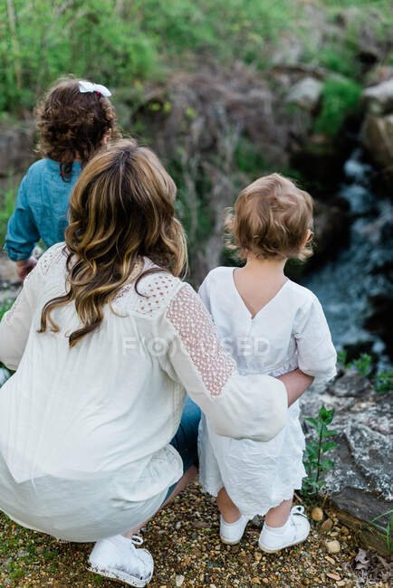 Porträt einer Mutter und ihrer beiden Töchter — Stockfoto