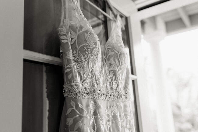 Belo vestido de noiva e liga — Fotografia de Stock