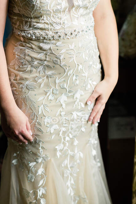 Bela noiva em um vestido de noiva — Fotografia de Stock