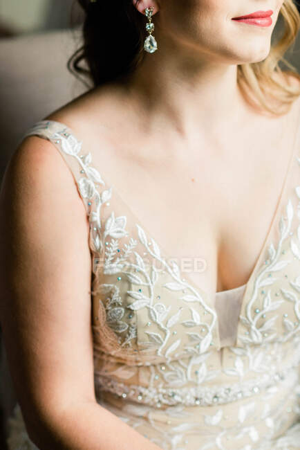 Beautiful bride in a wedding dress — Stock Photo