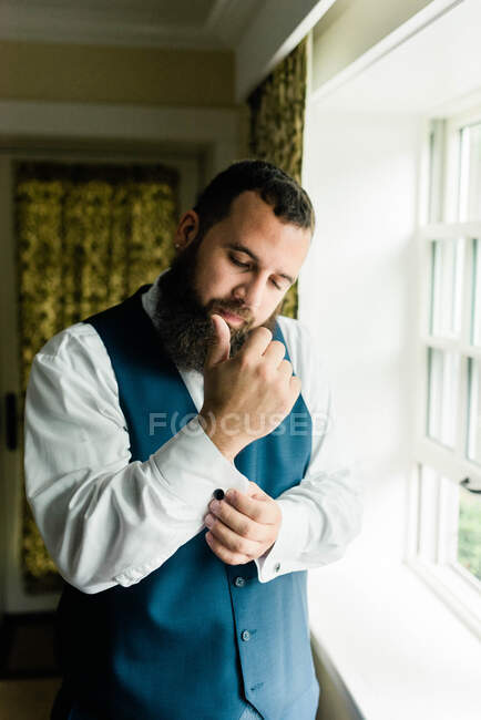 Retrato de un novio preparándose para su boda - foto de stock