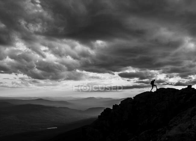 Homem caminha ao longo cume cume ao pôr do sol na montanha no Maine — Fotografia de Stock