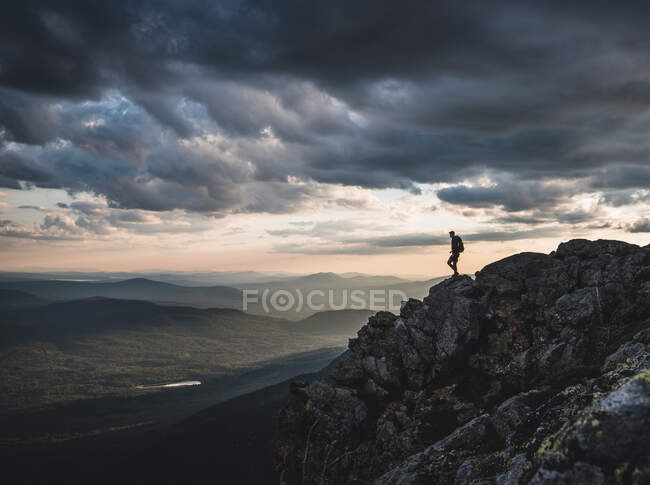 Caminhante solitário no cume da montanha Appalachian Trail ao pôr do sol, Maine. — Fotografia de Stock