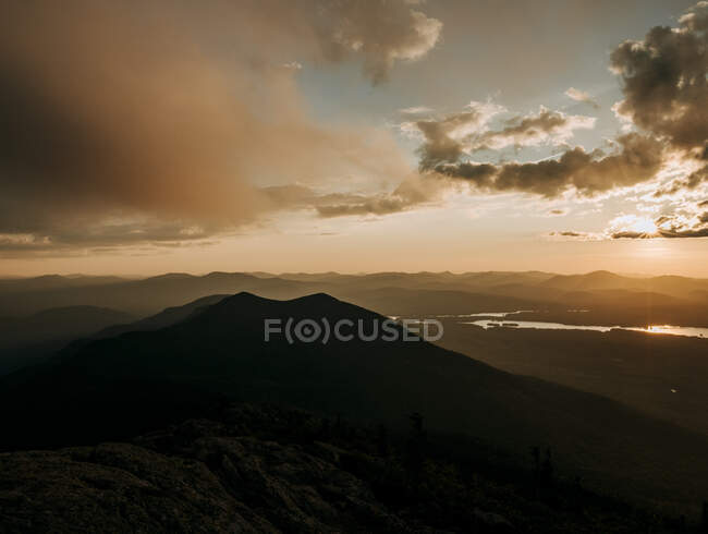 Захід сонця в горах, красивий вид — стокове фото