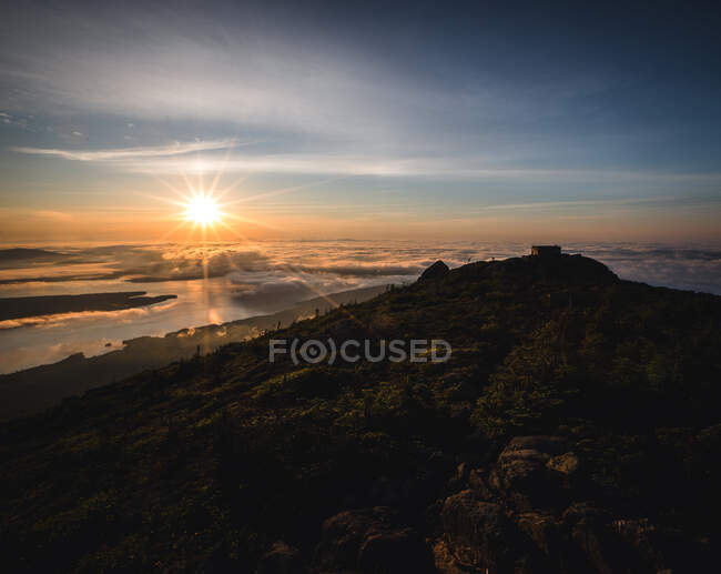 Puesta de sol en las montañas, una hermosa vista - foto de stock