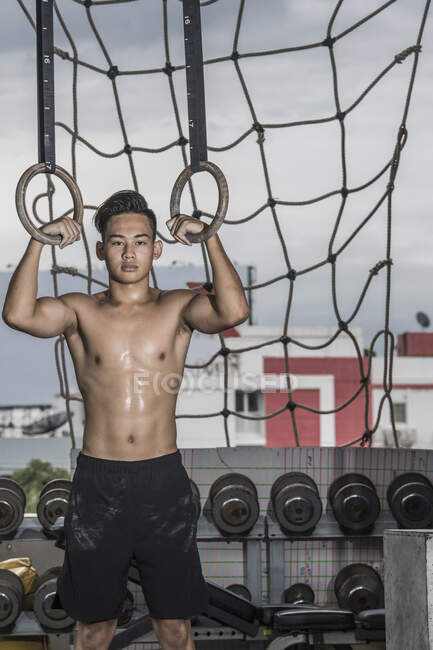 Чоловік тренувався в спортзалі на даху в Бангкоку. — стокове фото