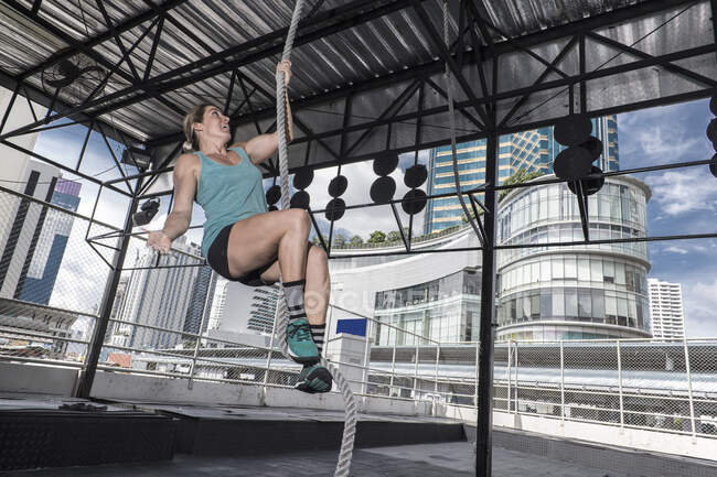 Mulher treinando no ginásio no telhado em Bancoc — Fotografia de Stock