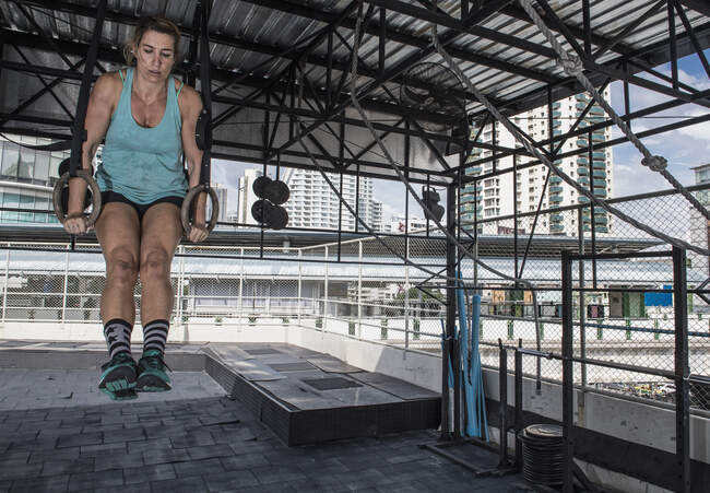 Woman training at rooftop gym in Bangkok — Stock Photo