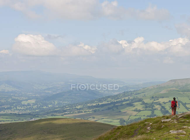 Женщина, идущая через холмы южного Уэльса — стоковое фото