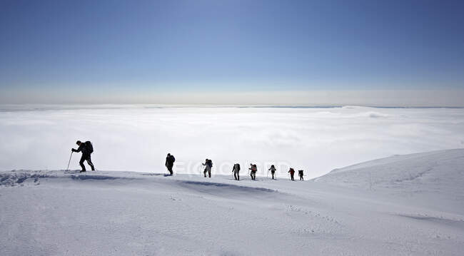 Альпинисты приближаются к Хваннадалшнукуру - самой высокой горе Исландии — стоковое фото