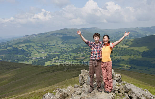 Mère et fils au sommet de la colline dans le sud du Pays de Galles — Photo de stock