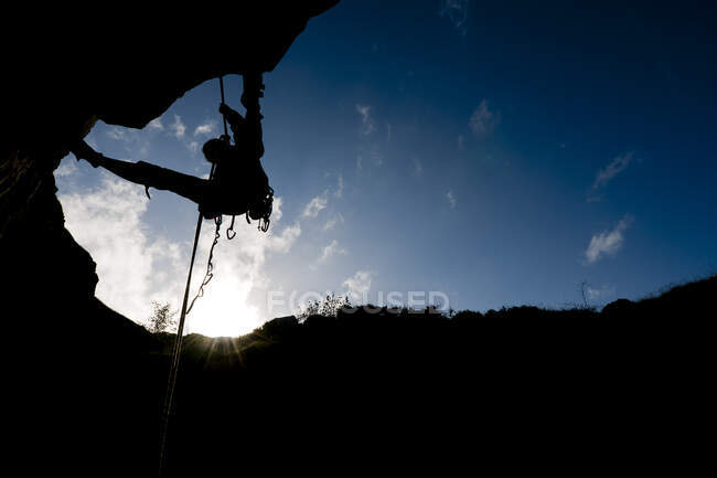 Mujer rappel desde el acantilado en Swanage / Reino Unido - foto de stock