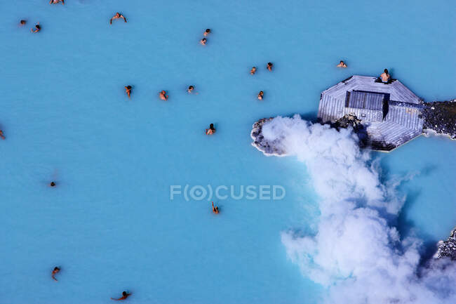 Vista aérea de la piscina geotérmica en Islandia - foto de stock