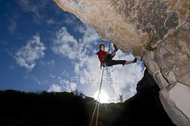 Woman rappelling from cliff in Swanage / UK — Stock Photo