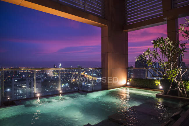 Swimming pool on a luxury condominium rooftop in Bangkok — Stock Photo