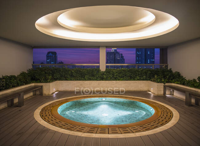 Hot tub on a luxury condominium rooftop in Bangkok — Stock Photo