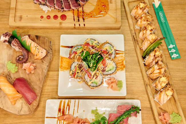 Conjunto de comida asiática en la mesa de madera - foto de stock