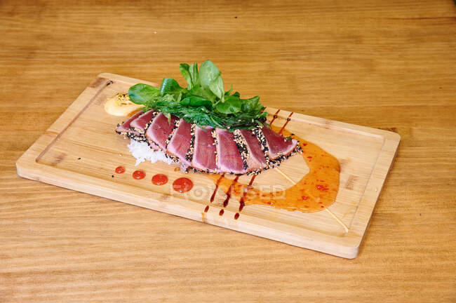 Una buena composición de comida asiática Tataki - foto de stock
