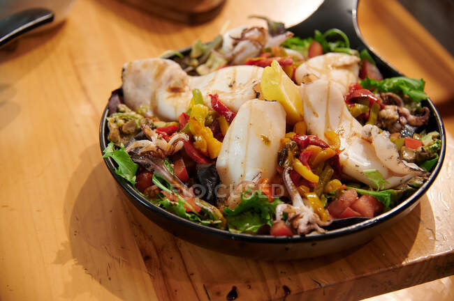 Tintenfisch mit Gemüse mediterrane Küche — Stockfoto